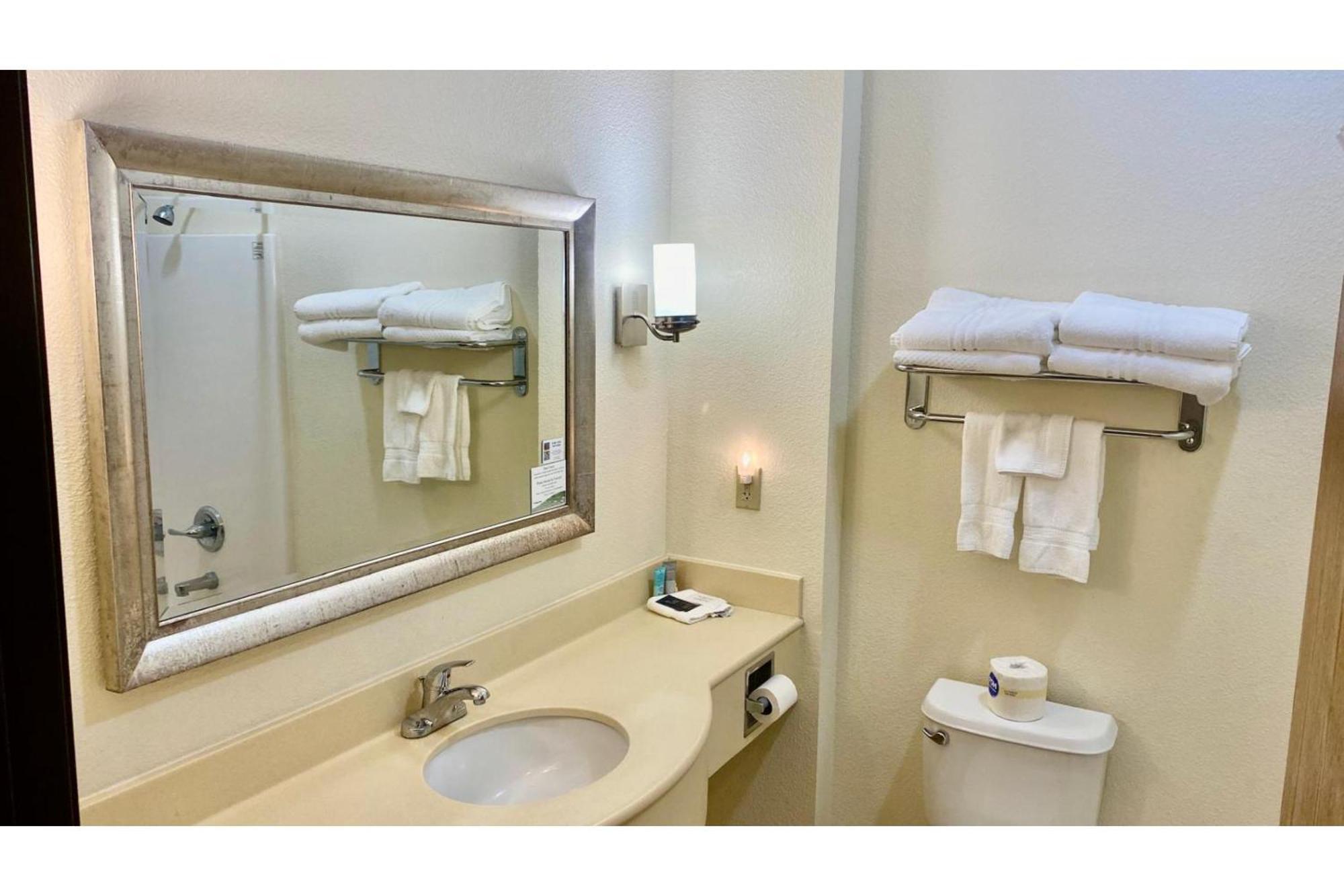Park View Inn & Suites Hoisington Near Great Bend 외부 사진