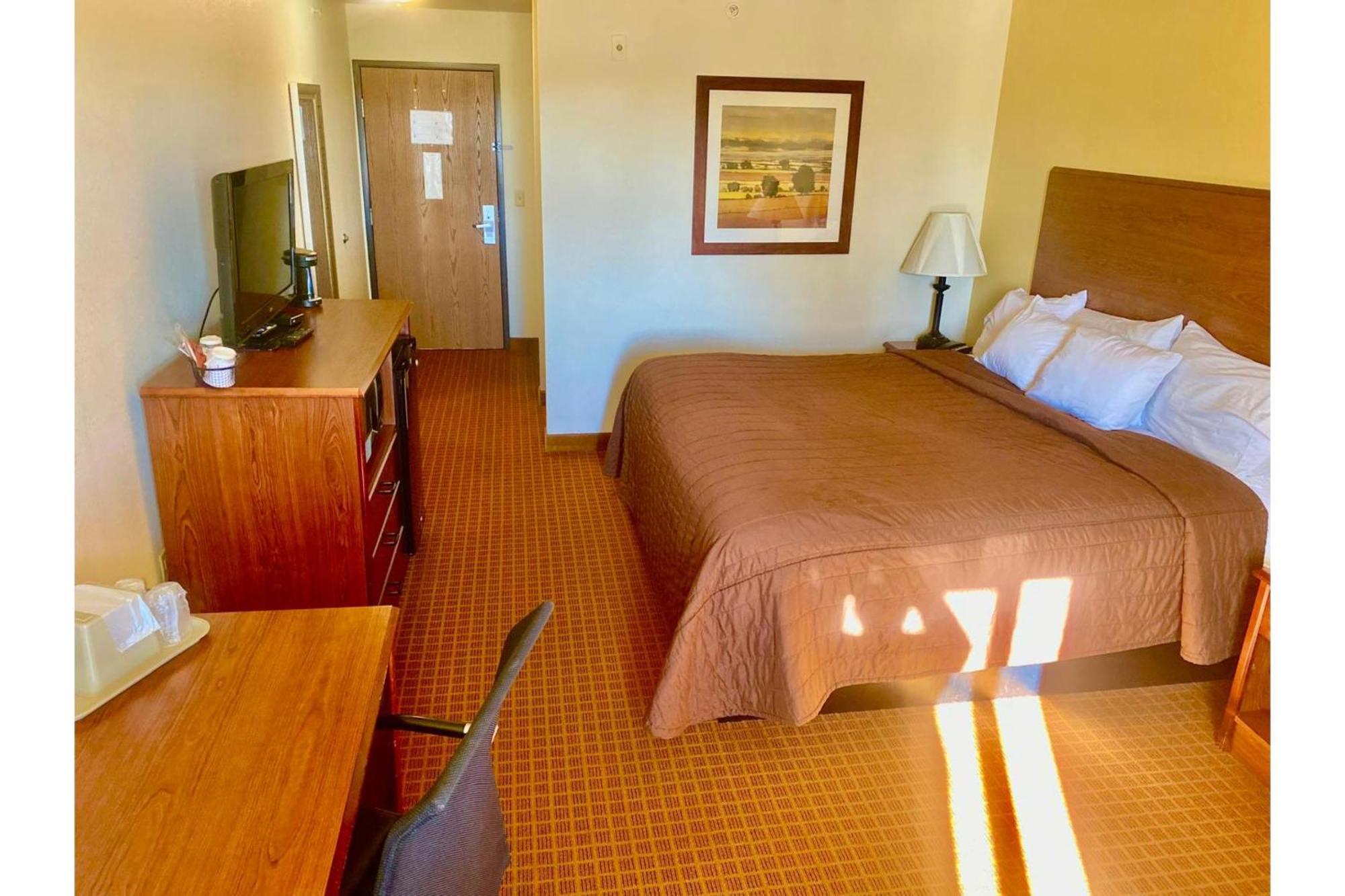 Park View Inn & Suites Hoisington Near Great Bend 외부 사진