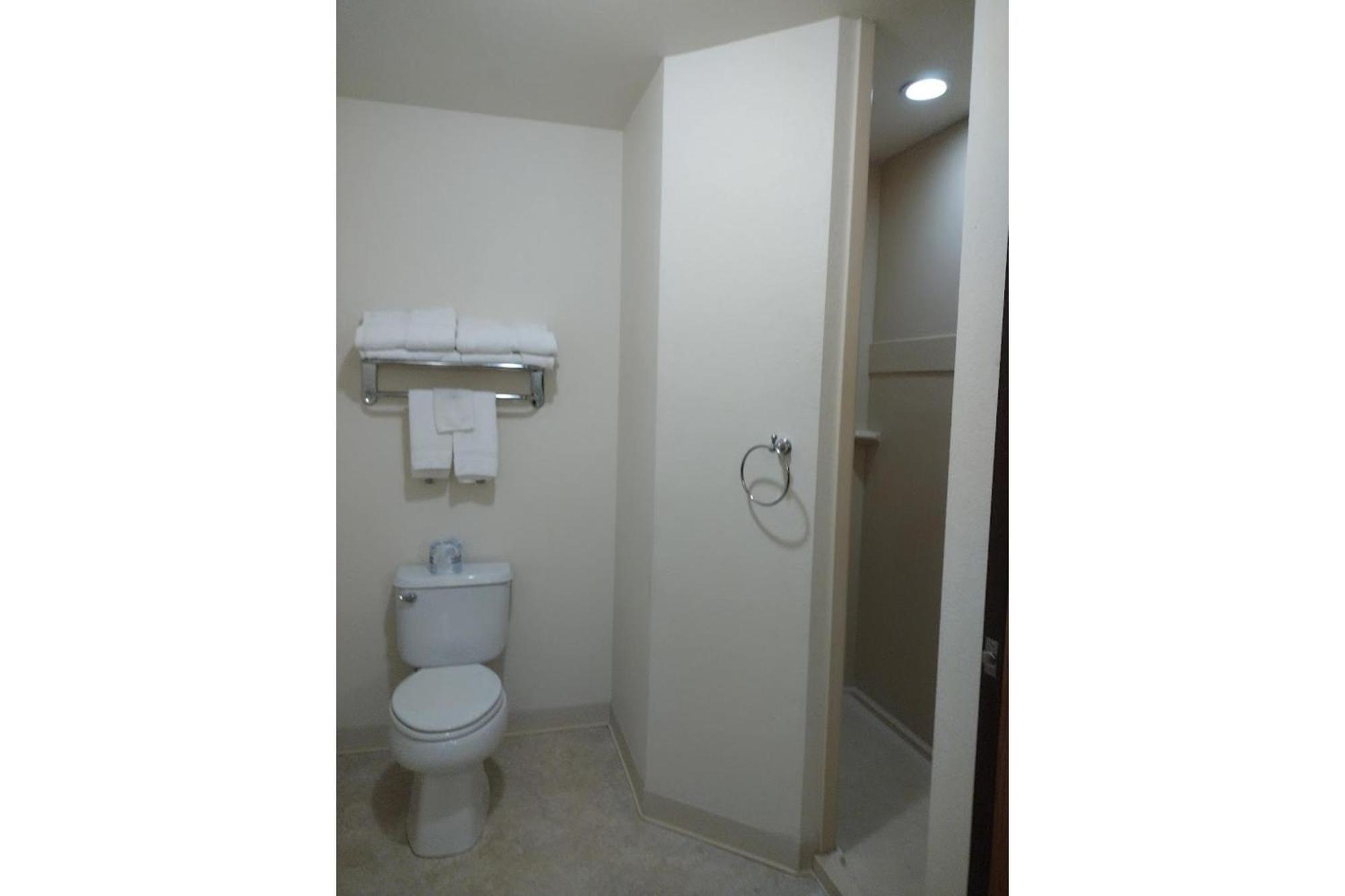 Park View Inn & Suites Hoisington Near Great Bend 외부 사진