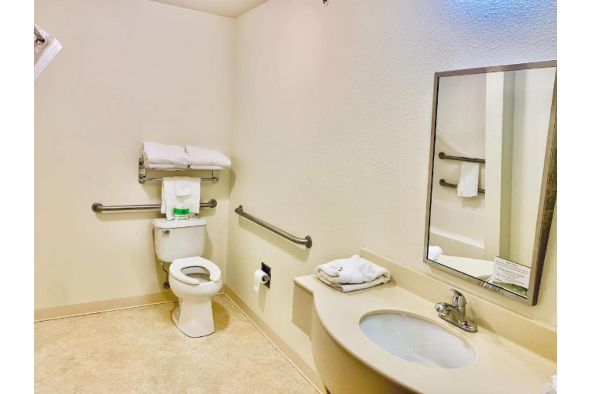 Park View Inn & Suites Hoisington Near Great Bend 외부 사진