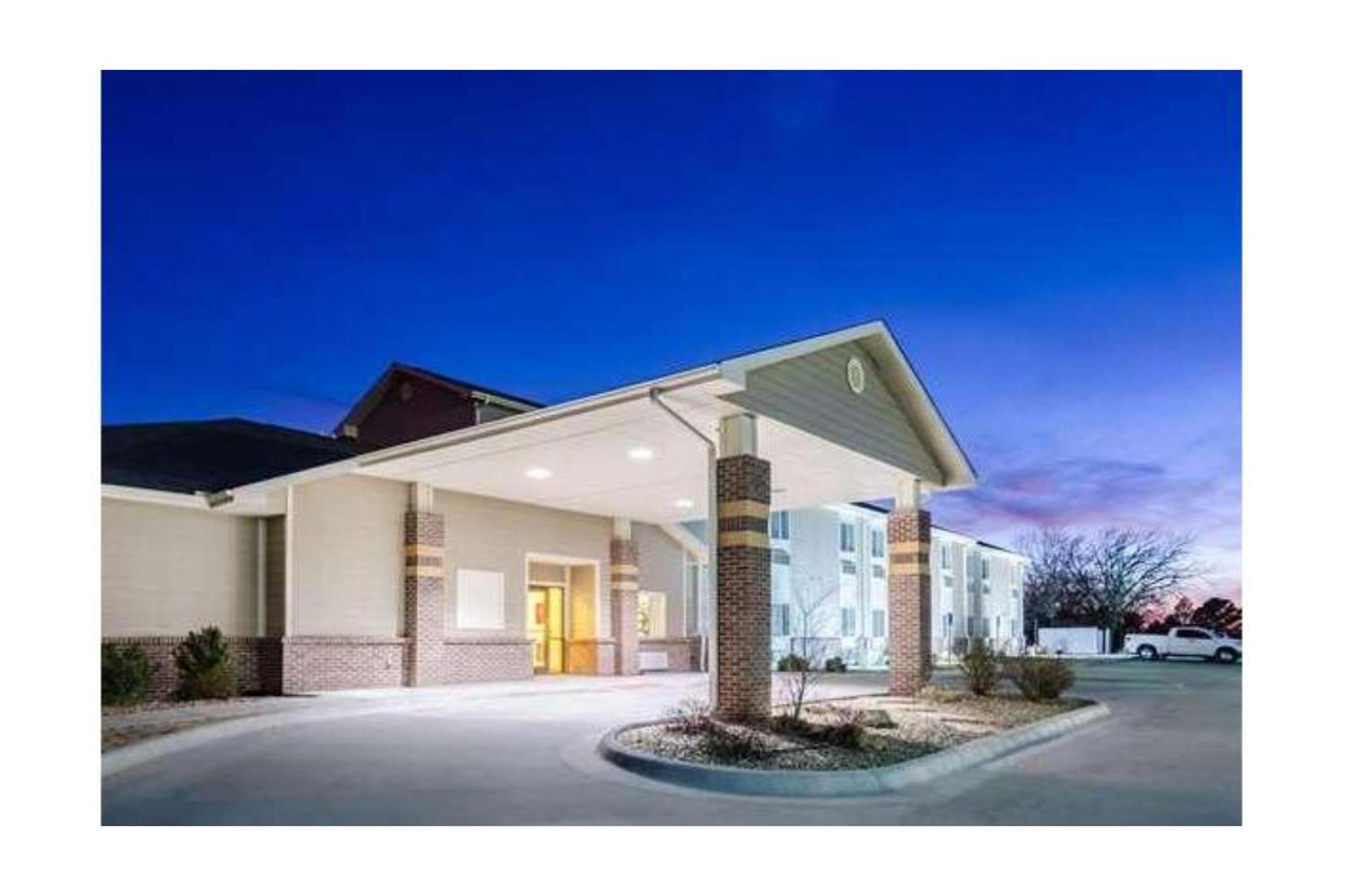 Park View Inn & Suites Hoisington Near Great Bend 외부 사진
